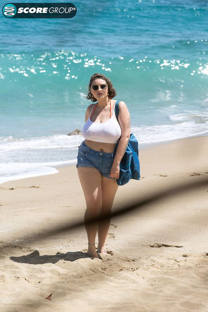 Peeper Spies on Daria at the Beach