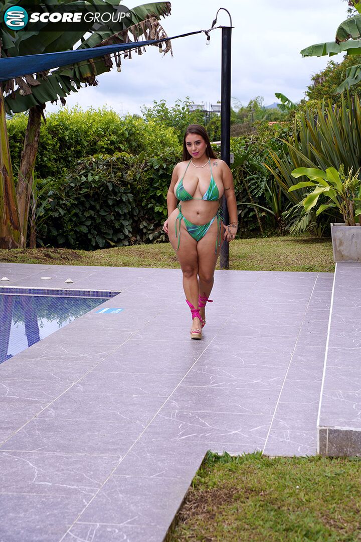 Walk With Bikini Babe Marilyn Rouse