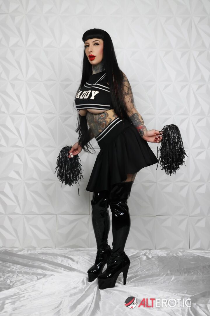 Cheerleader Jessie Lee Seduces Two Rival Football Stars Nade Nasty And Tef Wesley To Double Team Her