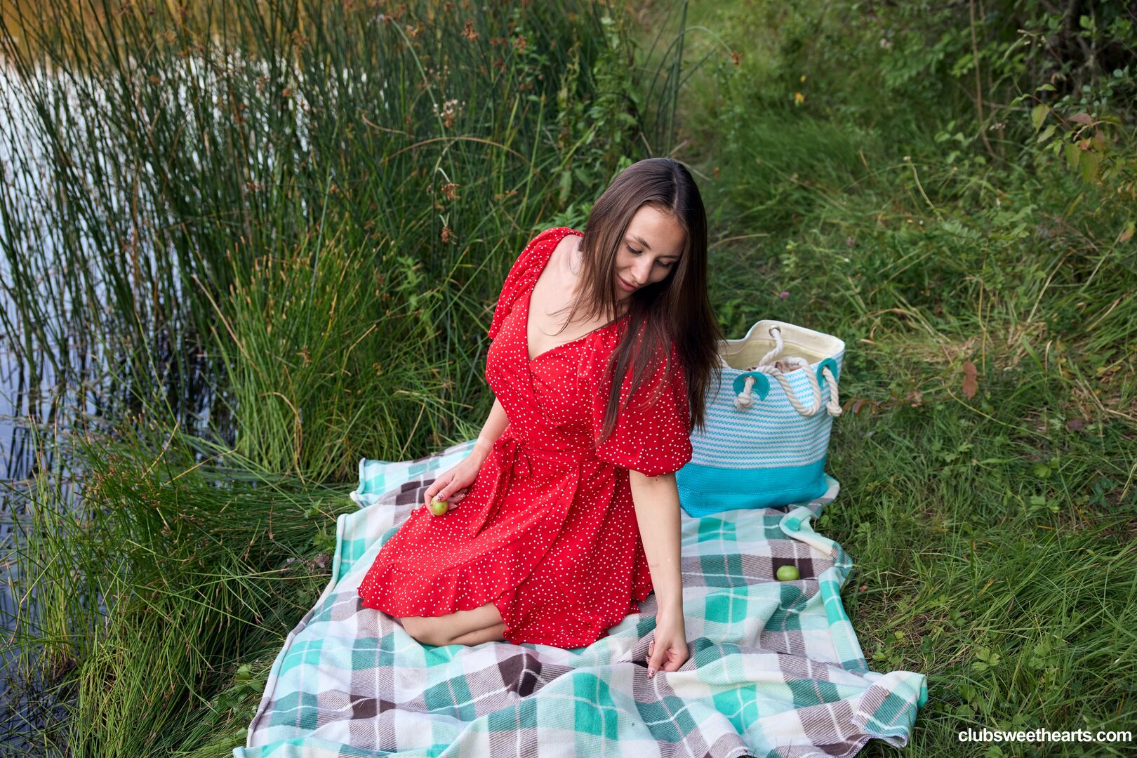 Sumiko gets hot by the lake