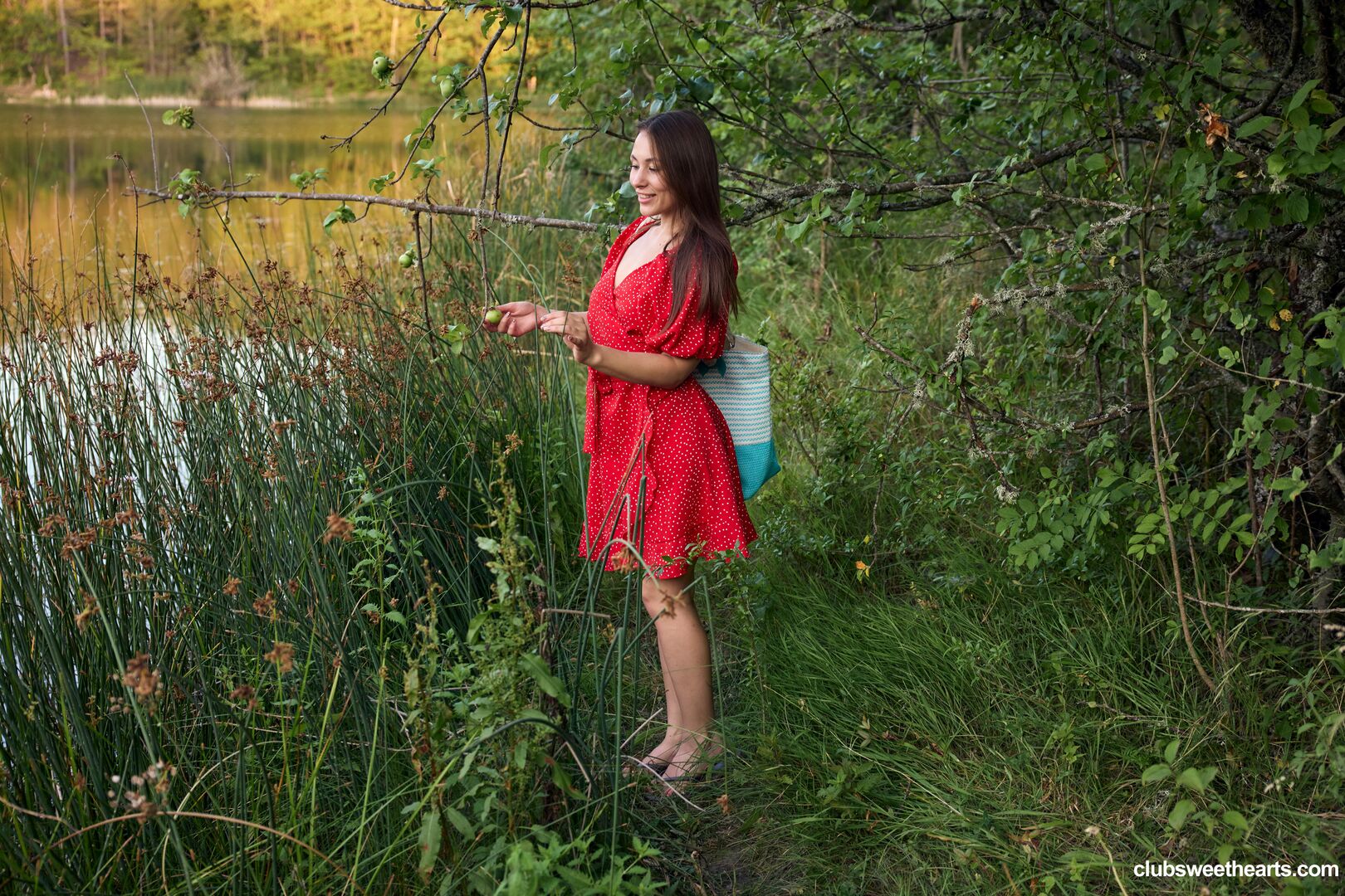 Sumiko gets hot by the lake