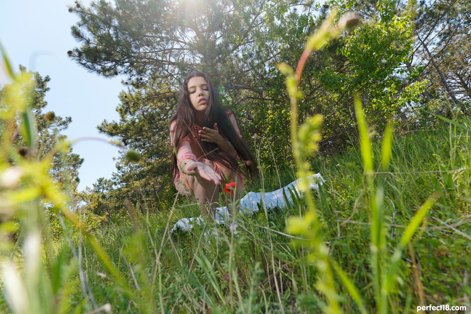 Curvy molly kit masturbates outdoors