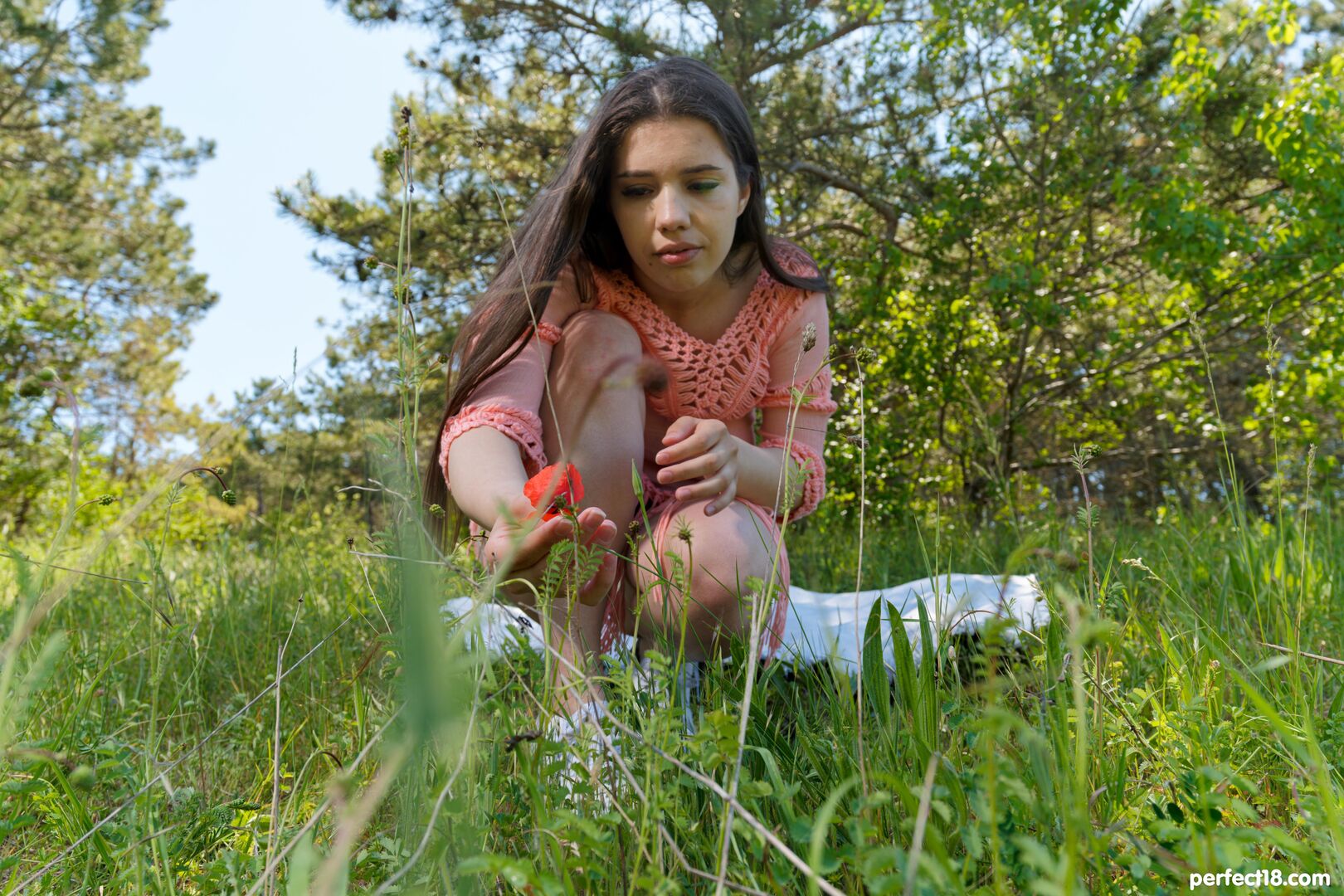 Curvy molly kit masturbates outdoors