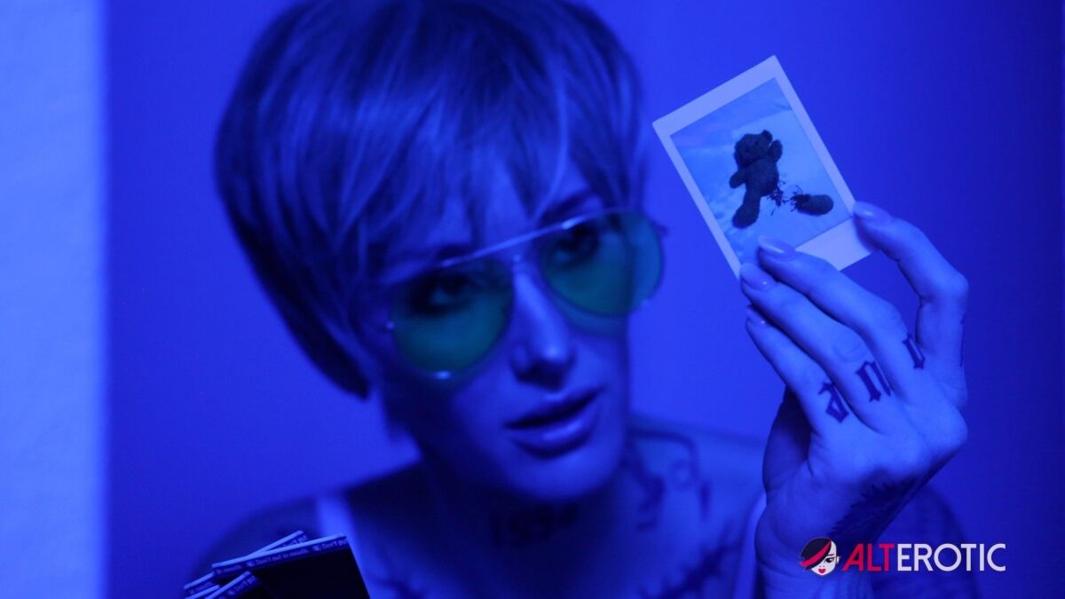 Kitty Quinn Plays Serial Killer Dahmer In This Surreal Solo
