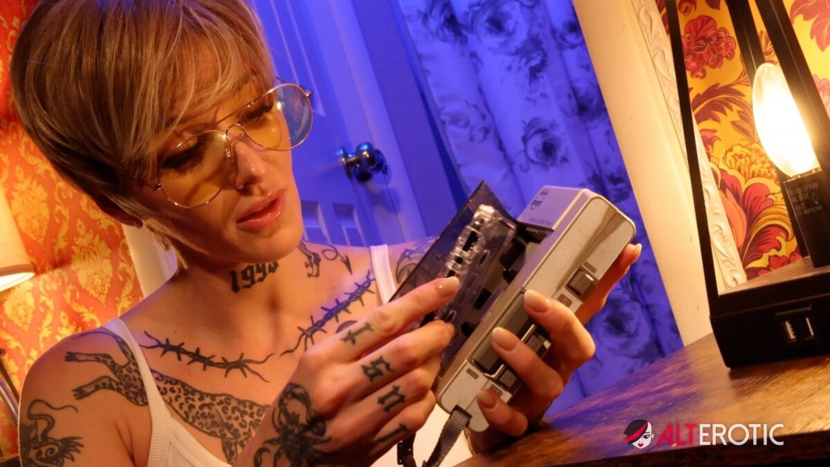 Kitty Quinn Plays Serial Killer Dahmer In This Surreal Solo