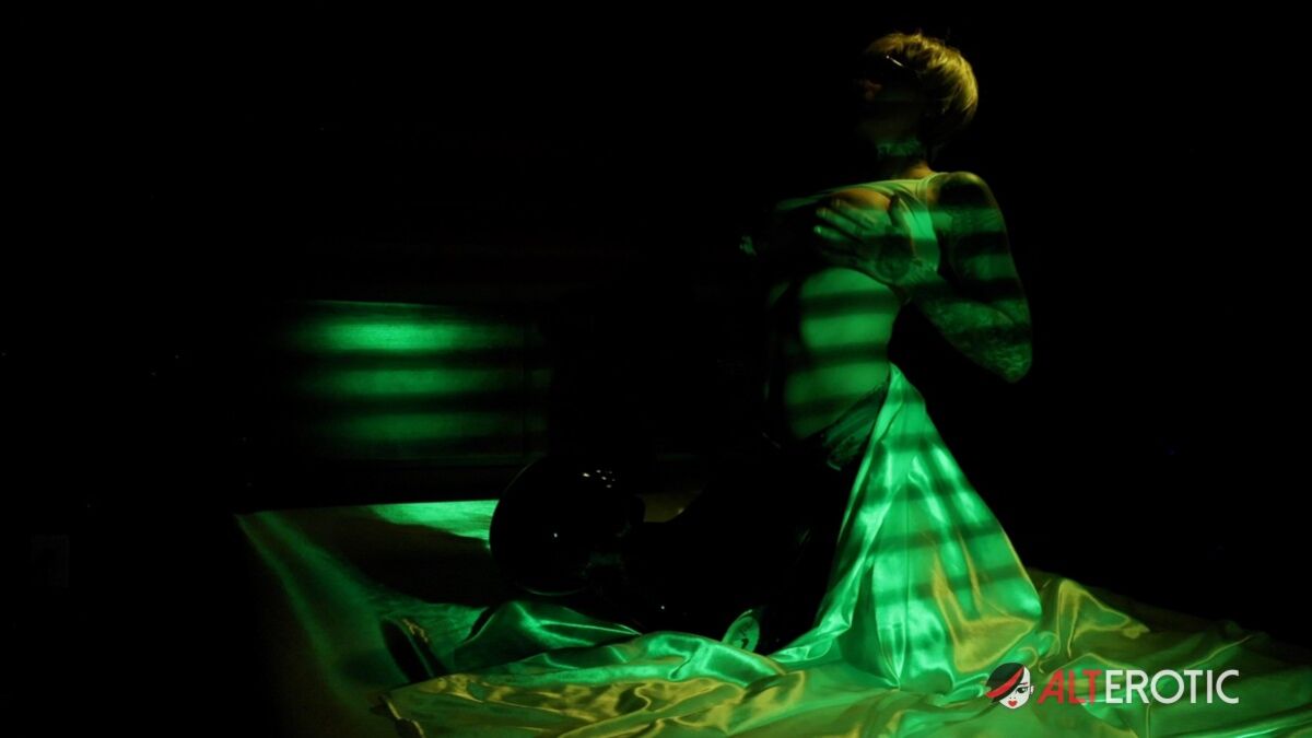 Kitty Quinn Plays Serial Killer Dahmer In This Surreal Solo