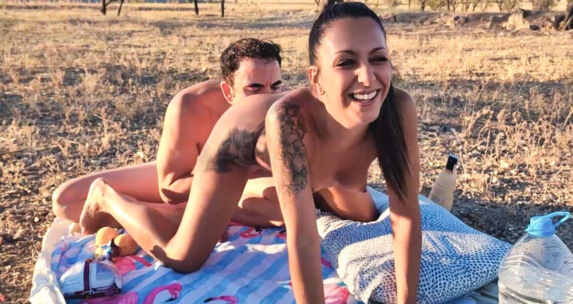 Milf morena follada al aire libre