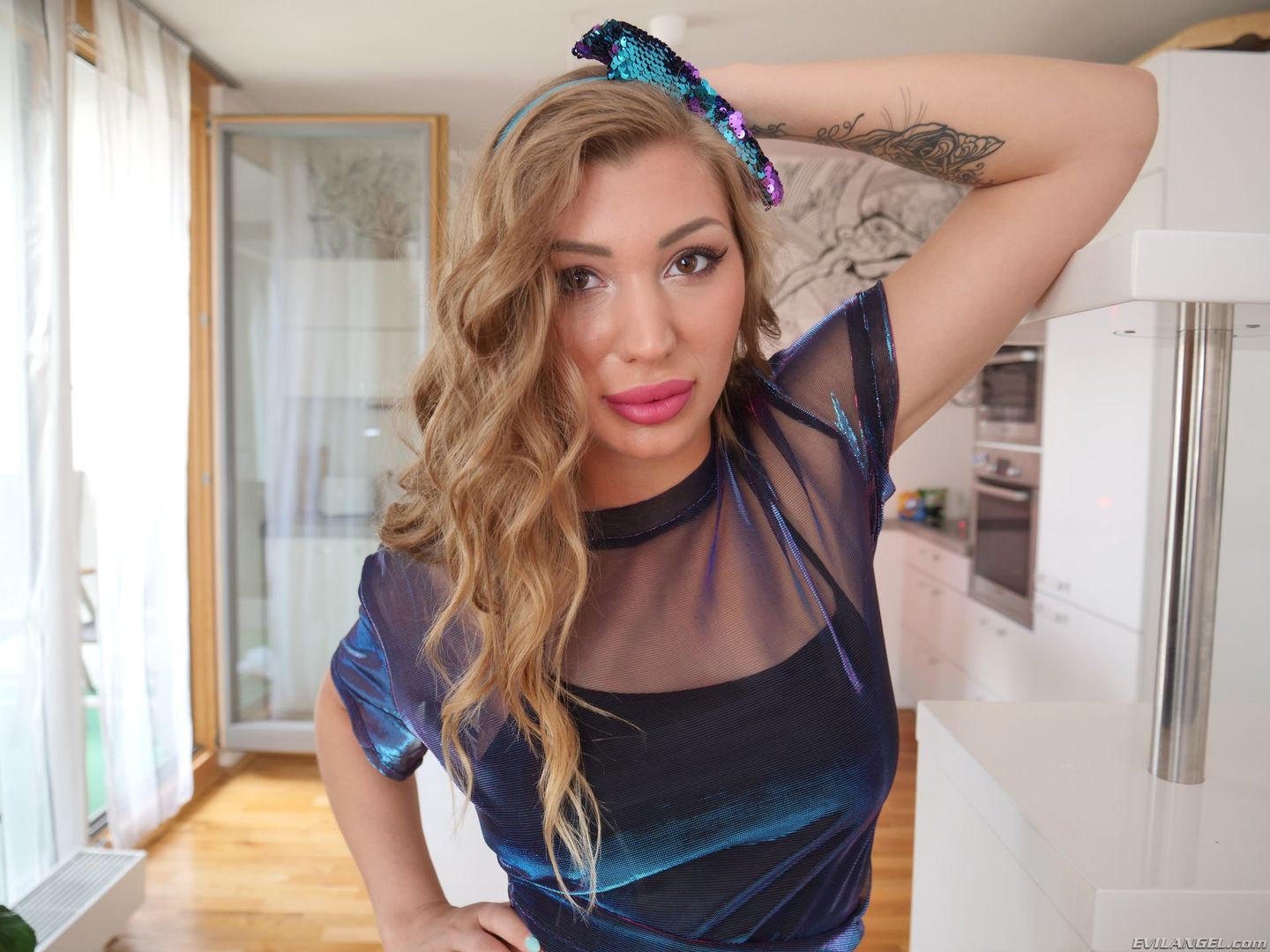 Big-Ass Blonde Vyvan: Gaping Anal Fuck