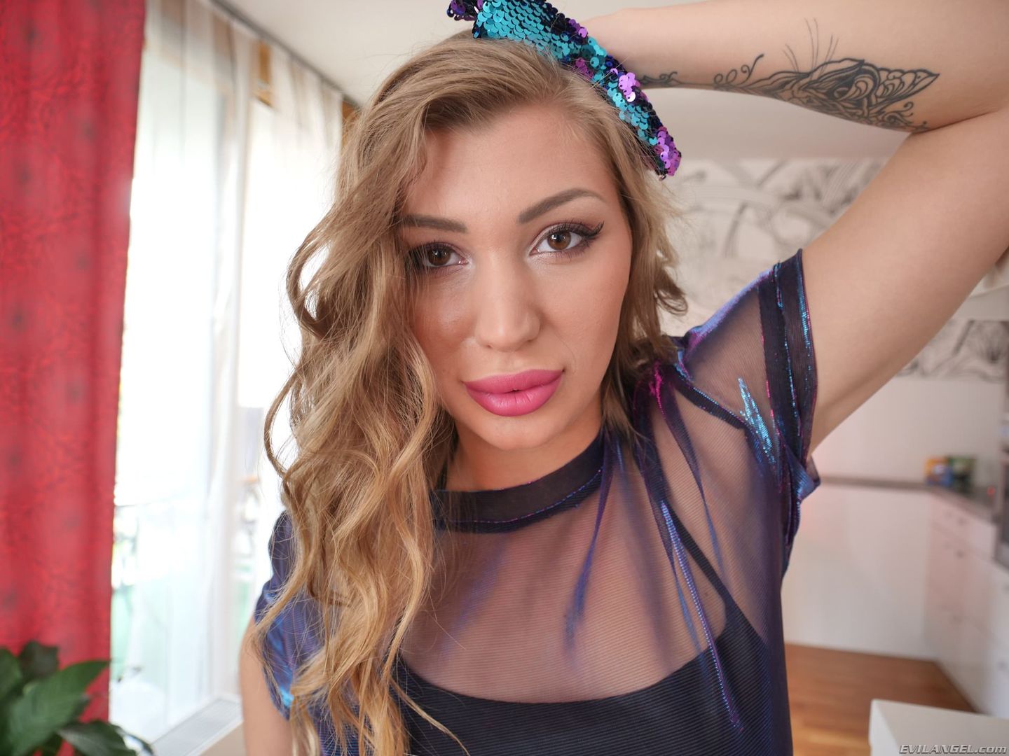 Big-Ass Blonde Vyvan: Gaping Anal Fuck