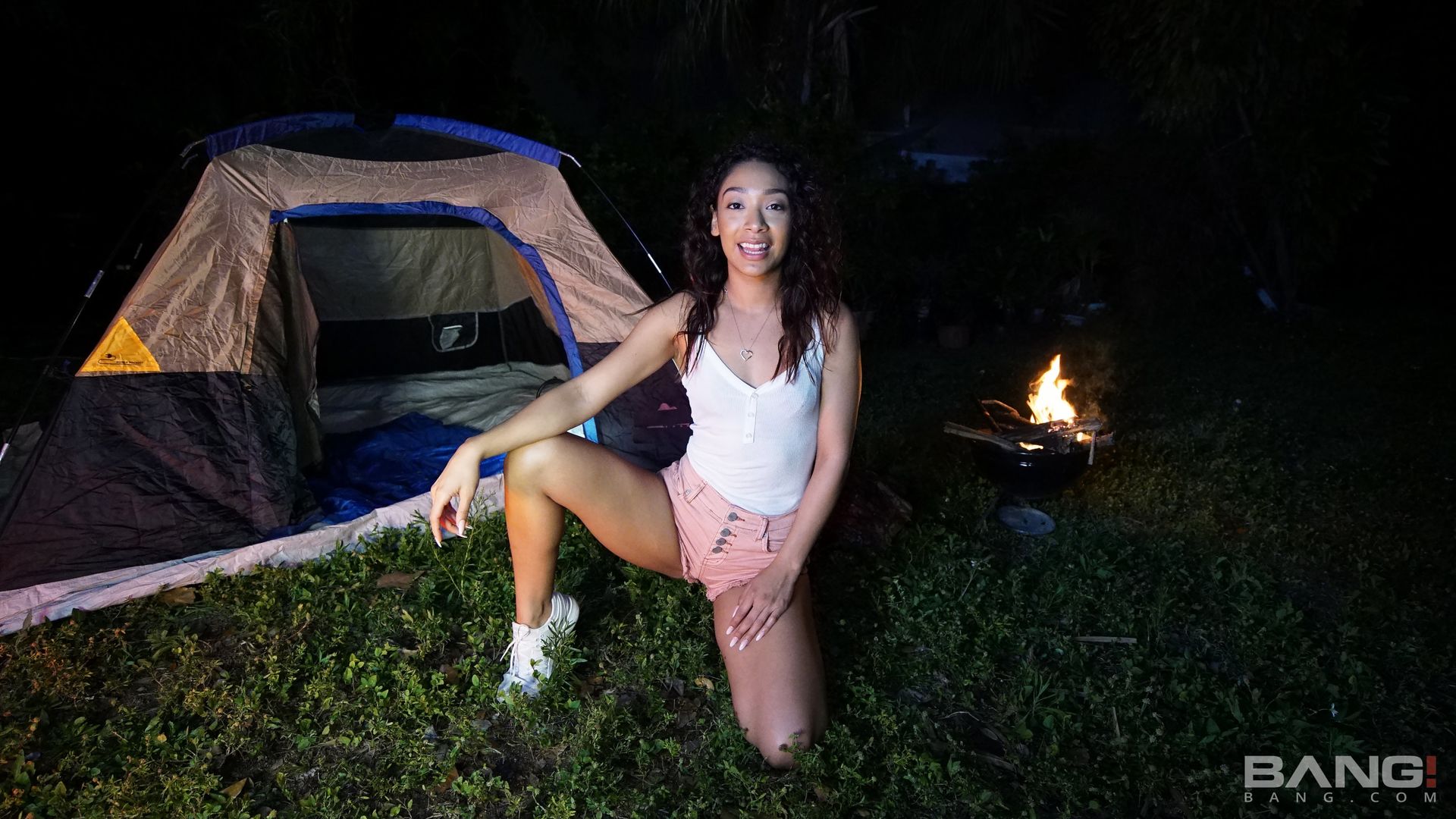 Sarah Lace Gets Pounded Deep In A Nighttime Camping Trip