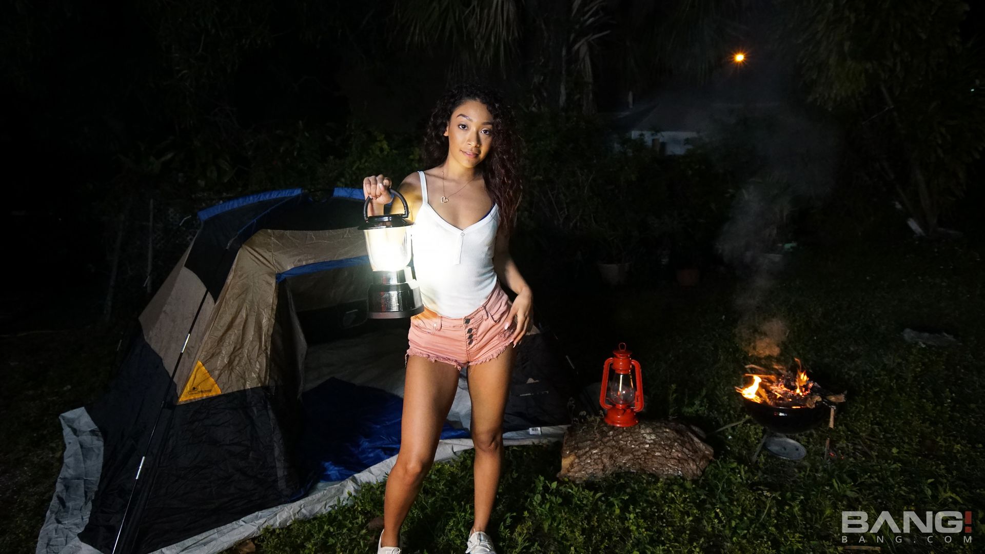 Sarah Lace Gets Pounded Deep In A Nighttime Camping Trip