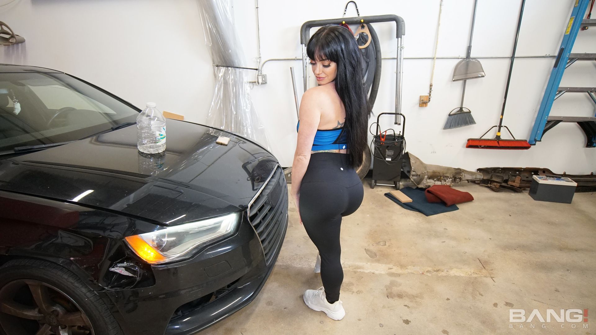 Leila Larocco Gets A Personal Training Session For Her Tight Pussy