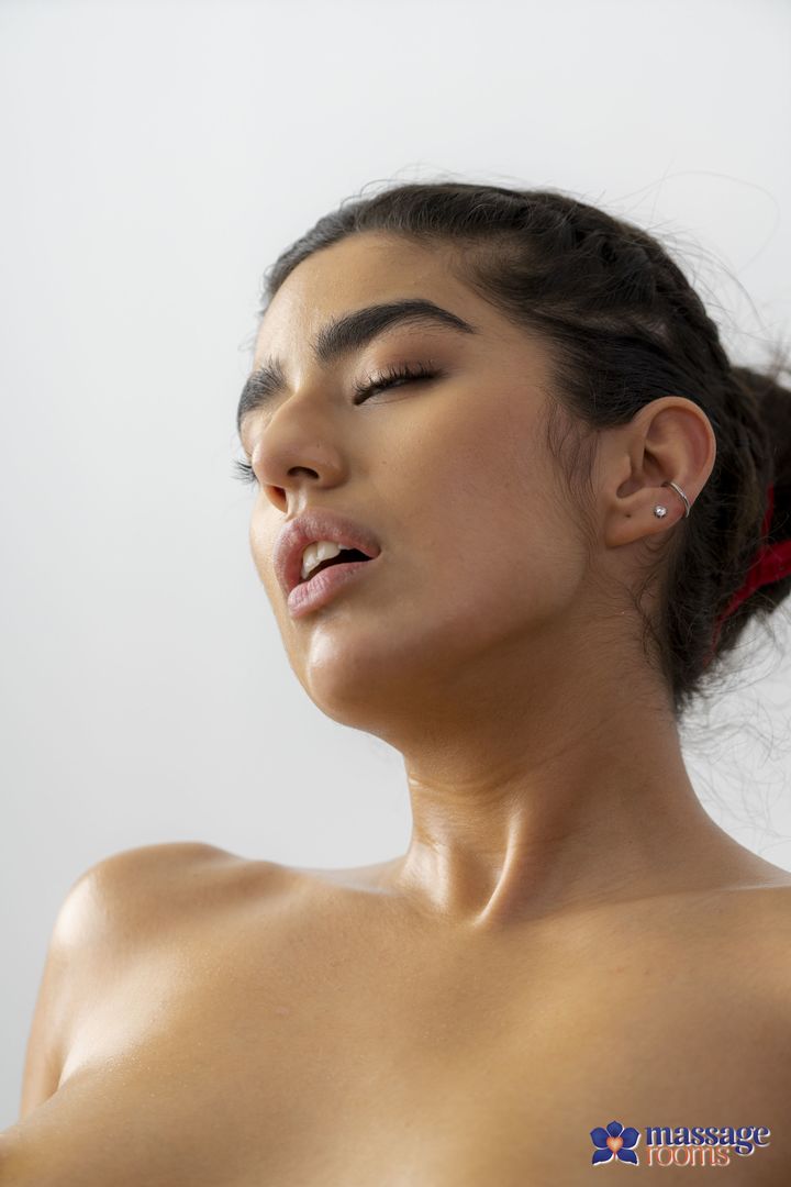 Hot masseuse thrills cute Asian