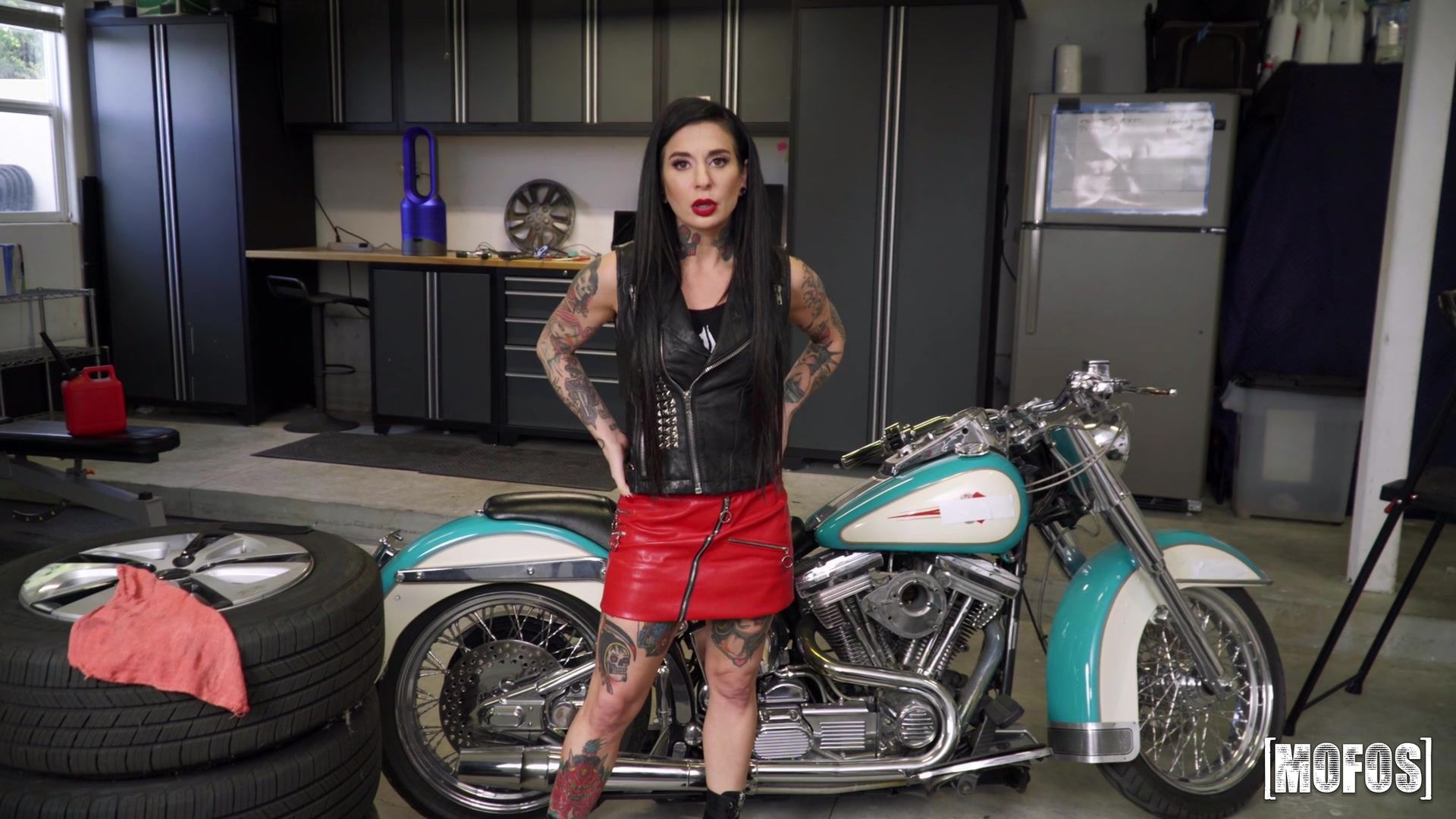Squirting Biker Babe Fucks The Mechanic