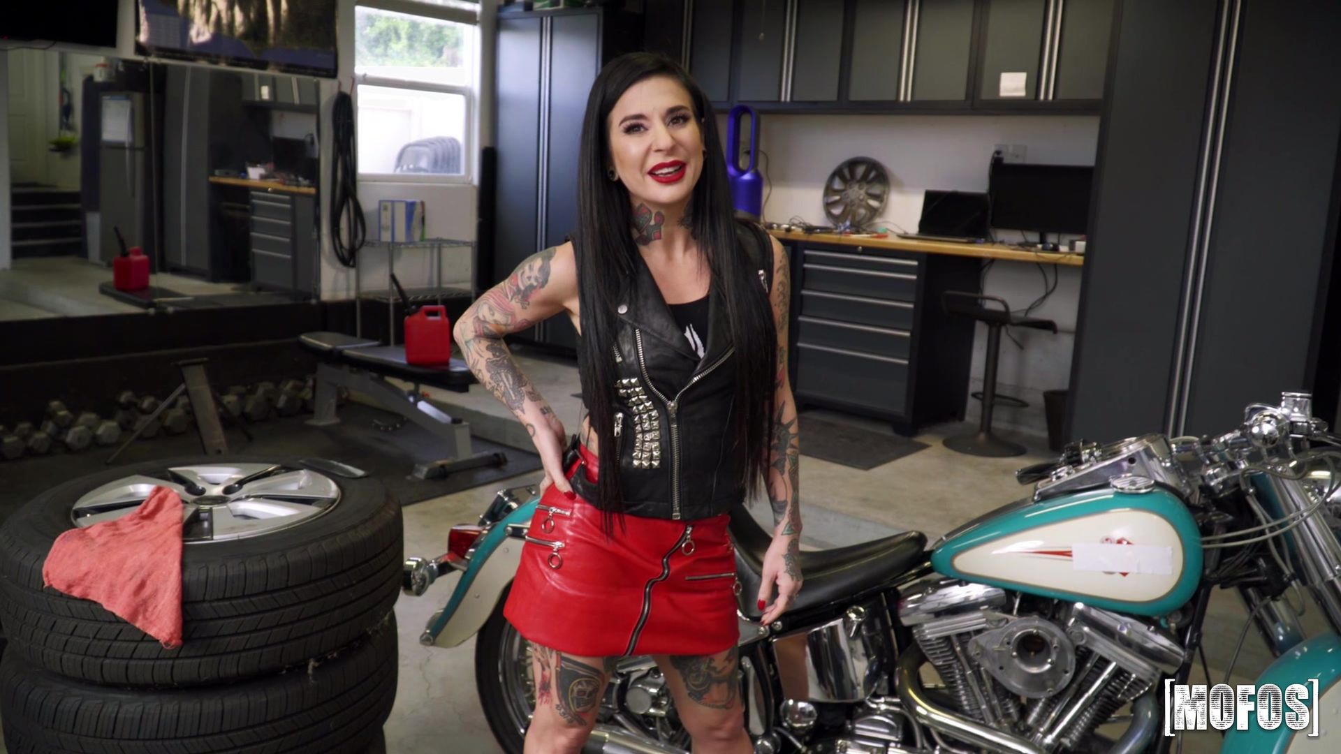 Squirting Biker Babe Fucks The Mechanic