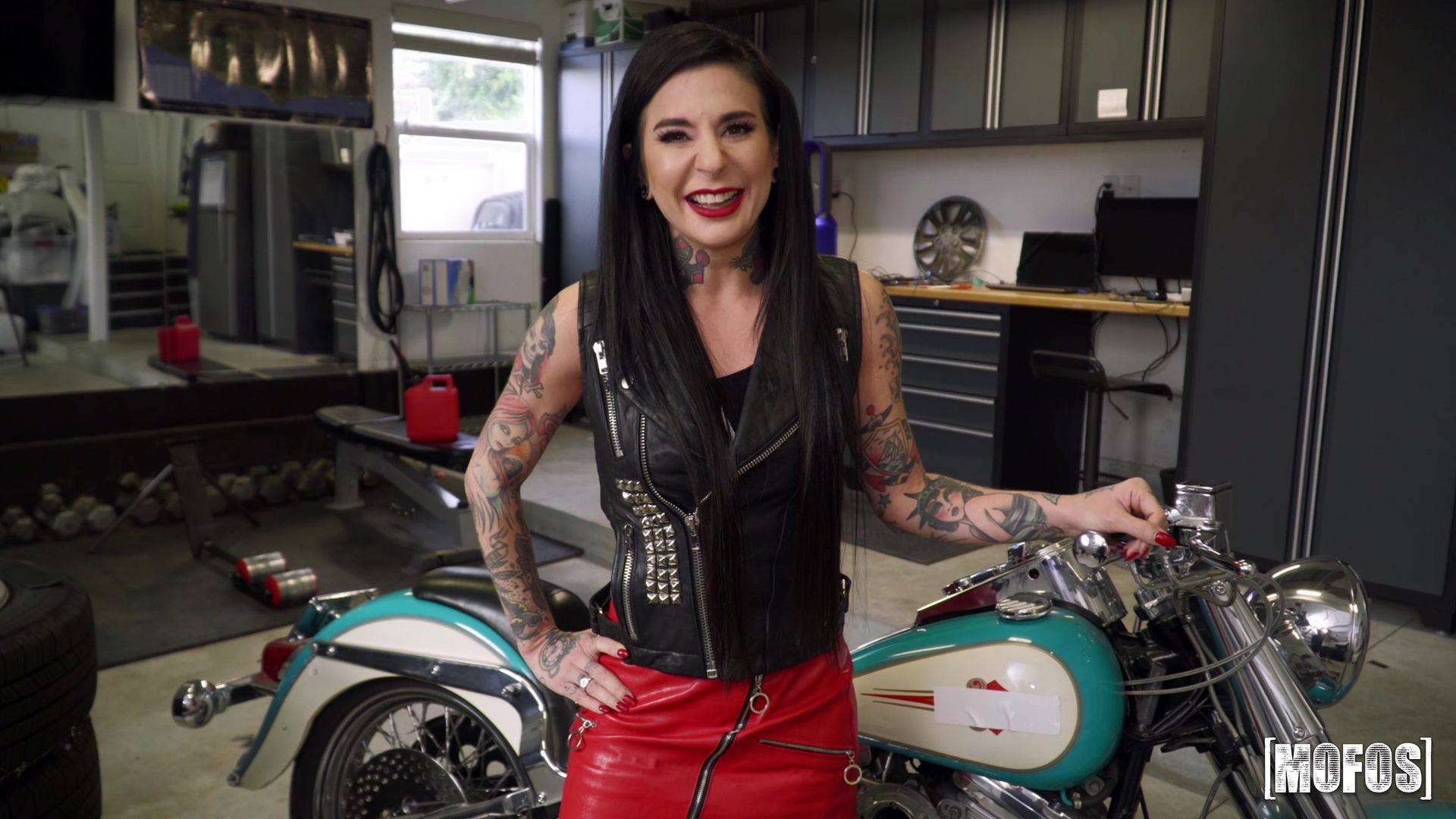 Squirting Biker Babe Fucks The Mechanic