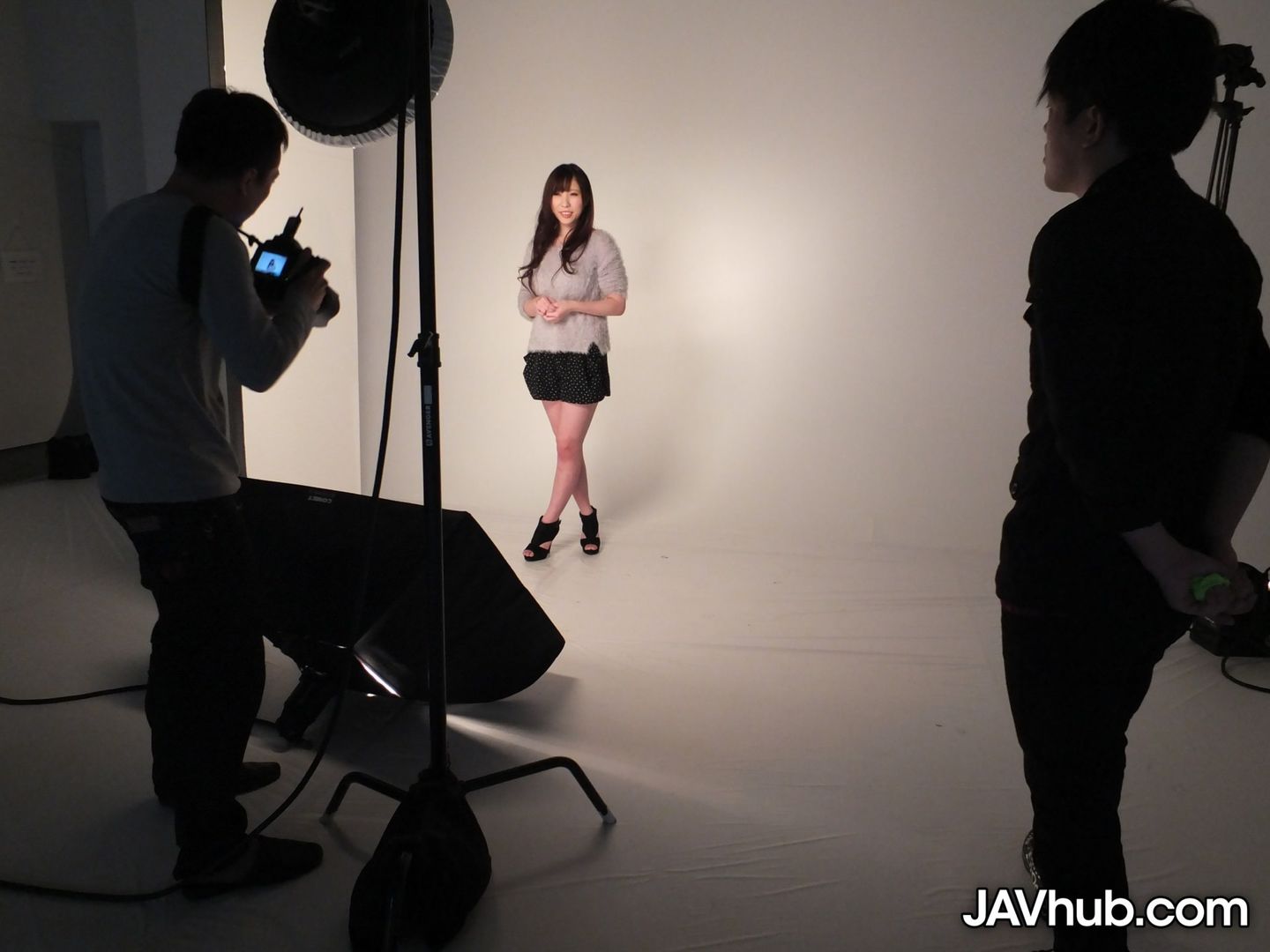 Kirari Suzumori Gets Fucked at Her Photoshoot