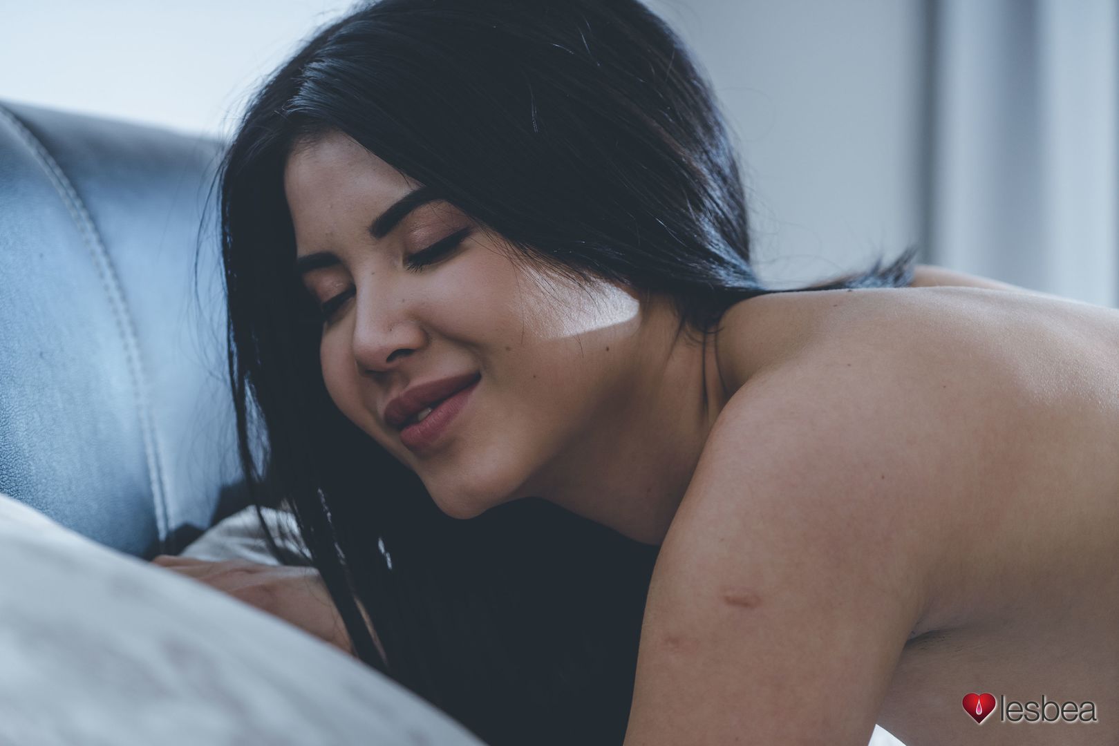 Pretty girlfriends welcome home sex