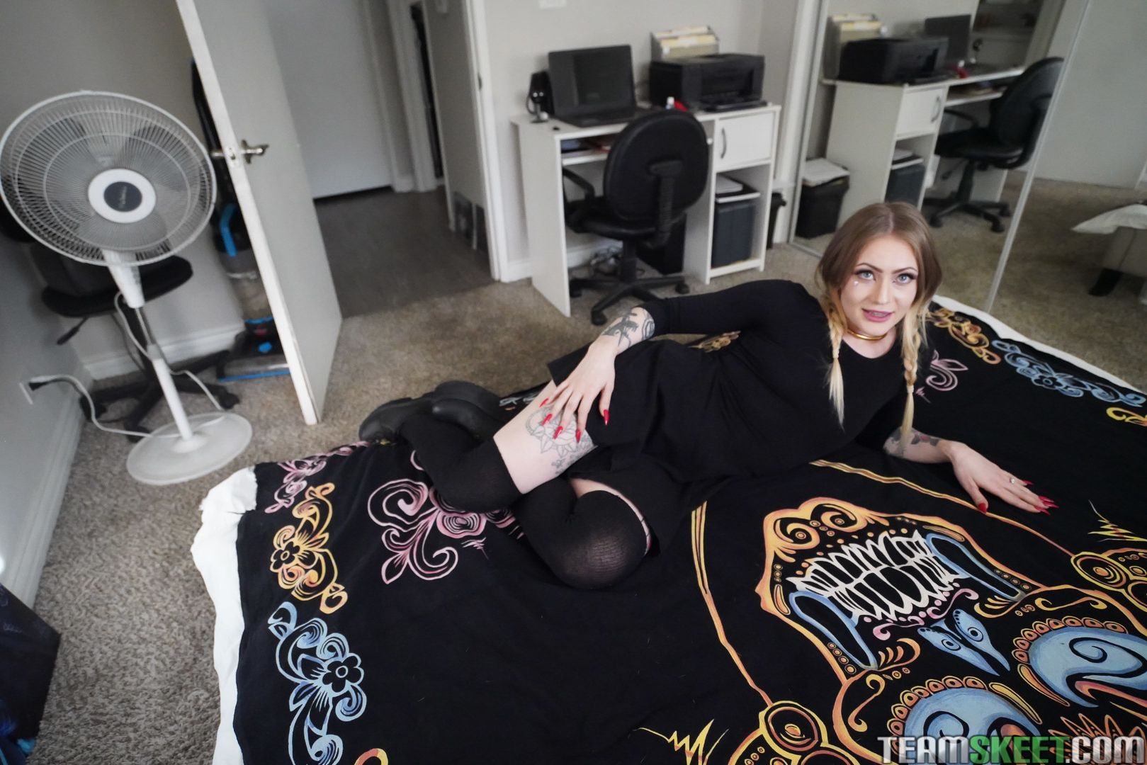 Hot Girls Welcome