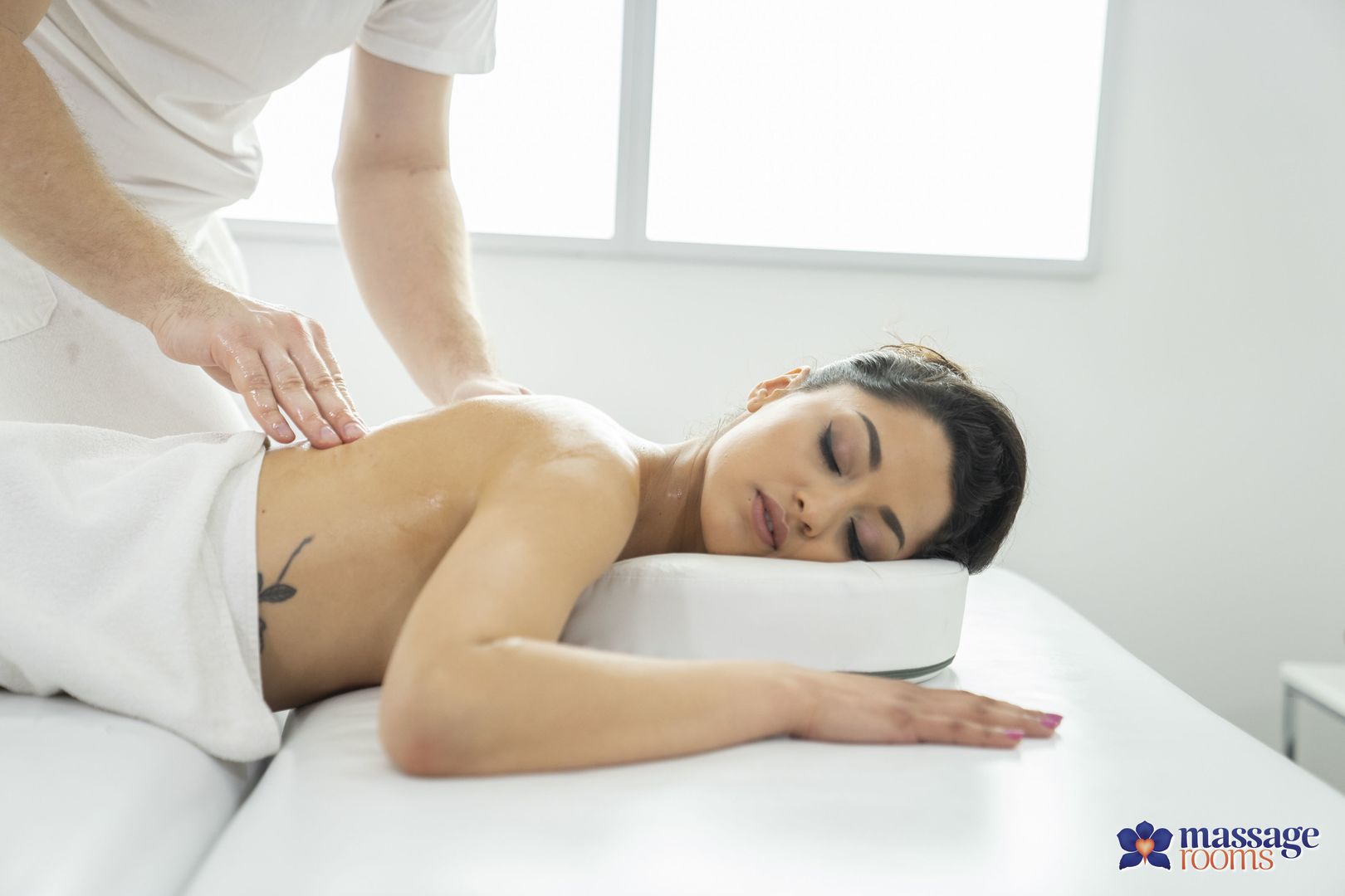 Oily massage for Latina babe