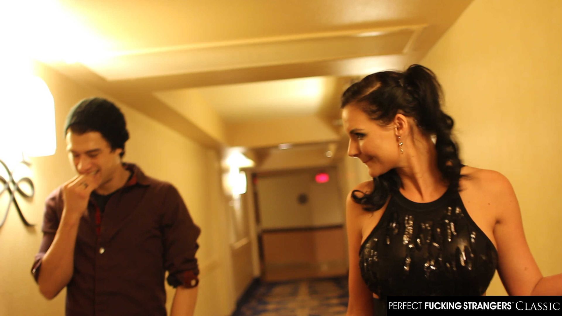 Phoenix Marie brings stranger to her hotel for a quick fuck