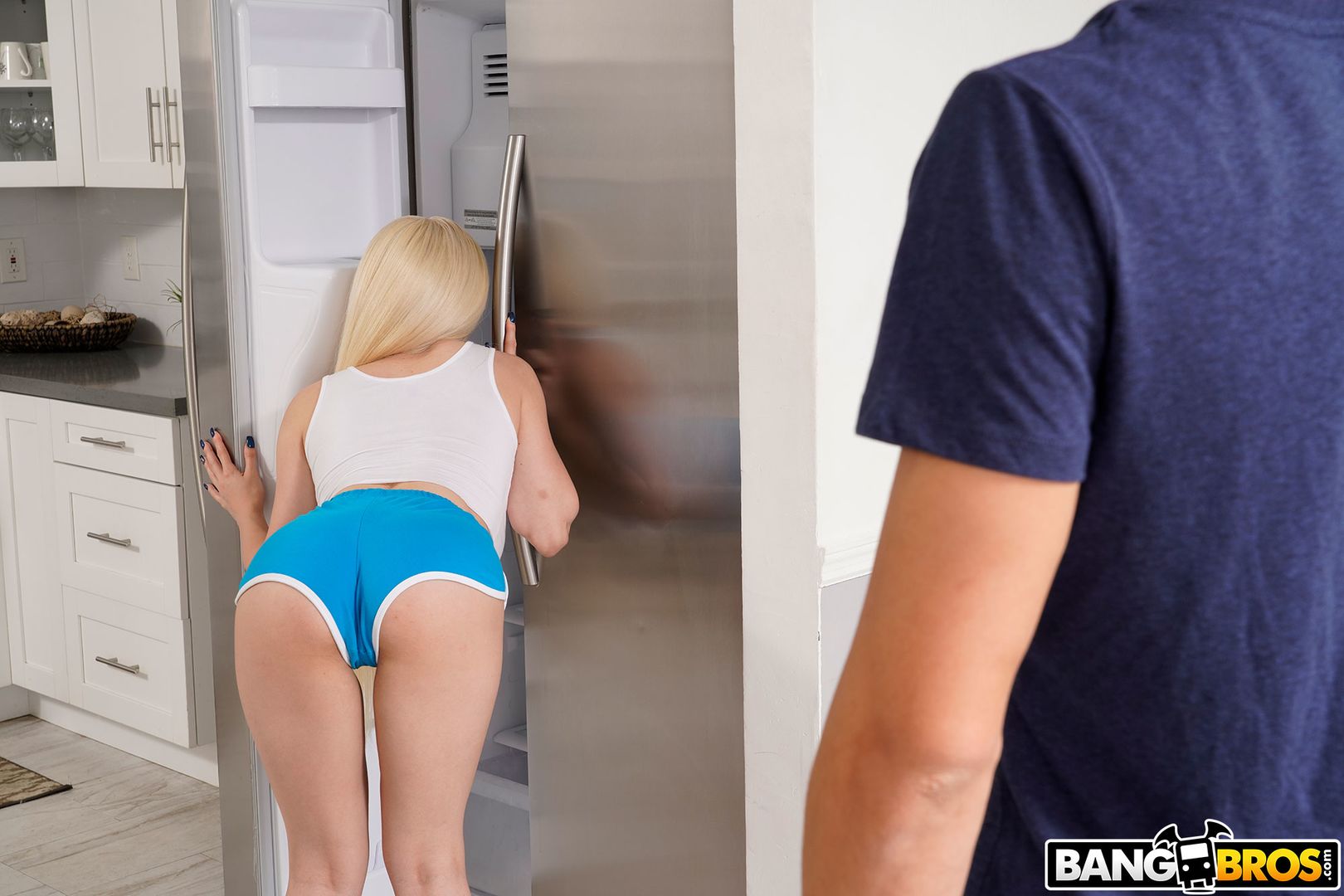 Perving on Skylar Vox