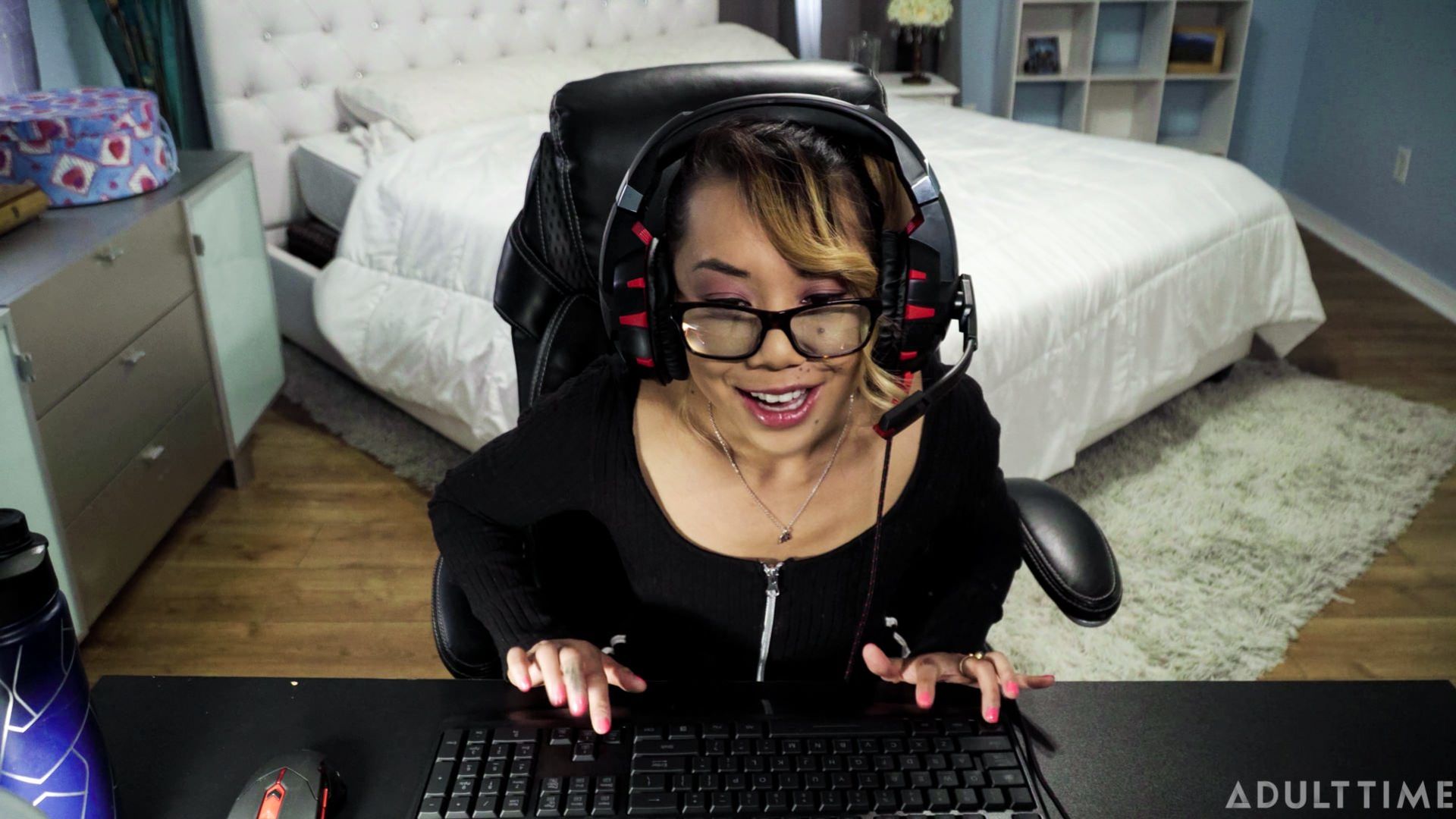Gamer Girl FAIL - Accidental Sex On Live-Stream Leaked!!