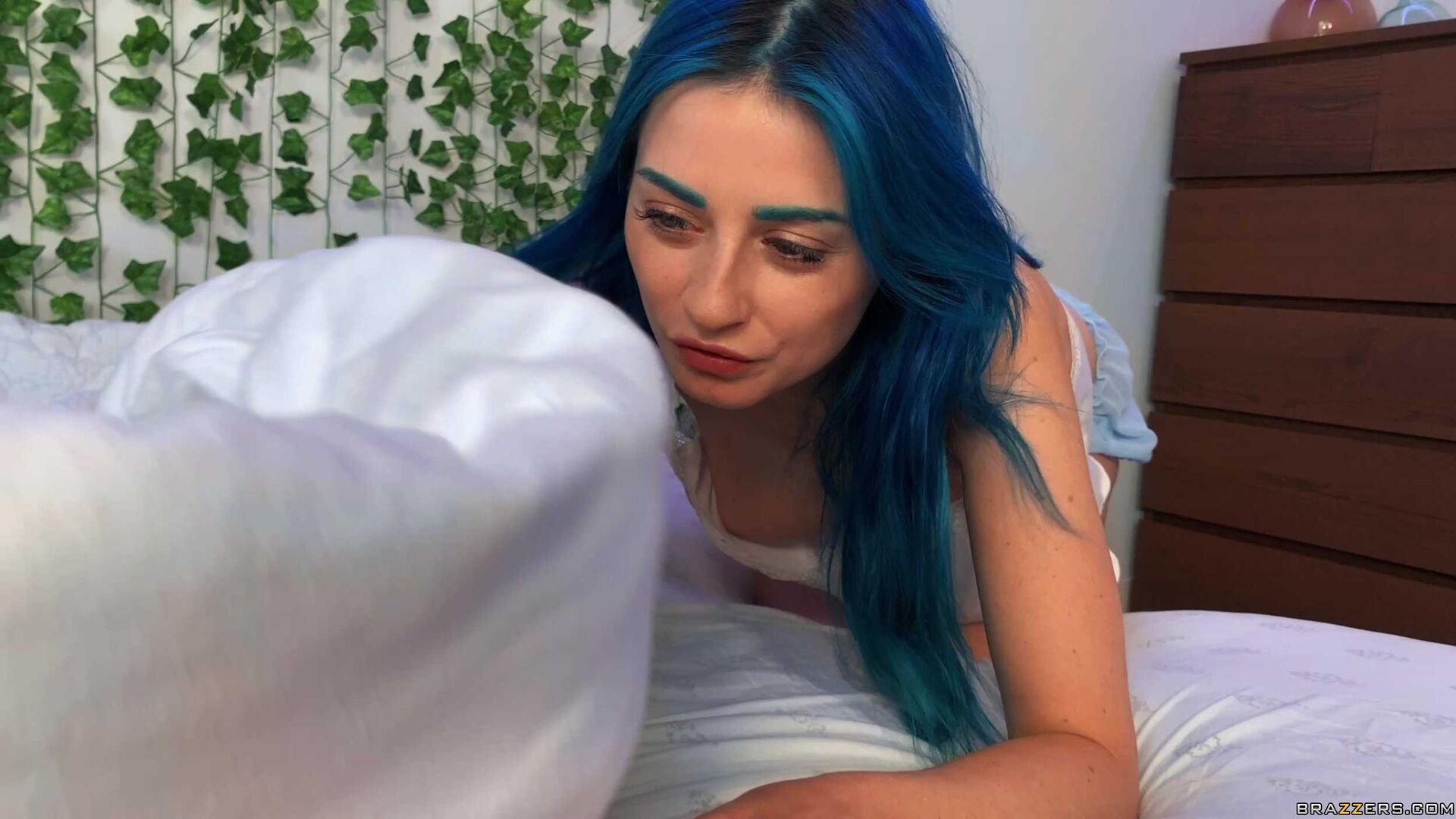 Jewelz Has Cock For Breakfast