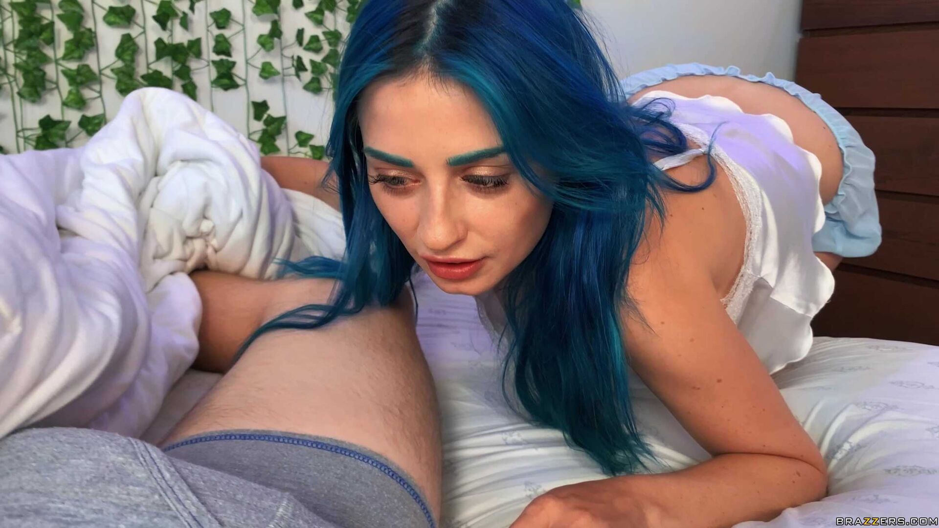 Jewelz Has Cock For Breakfast