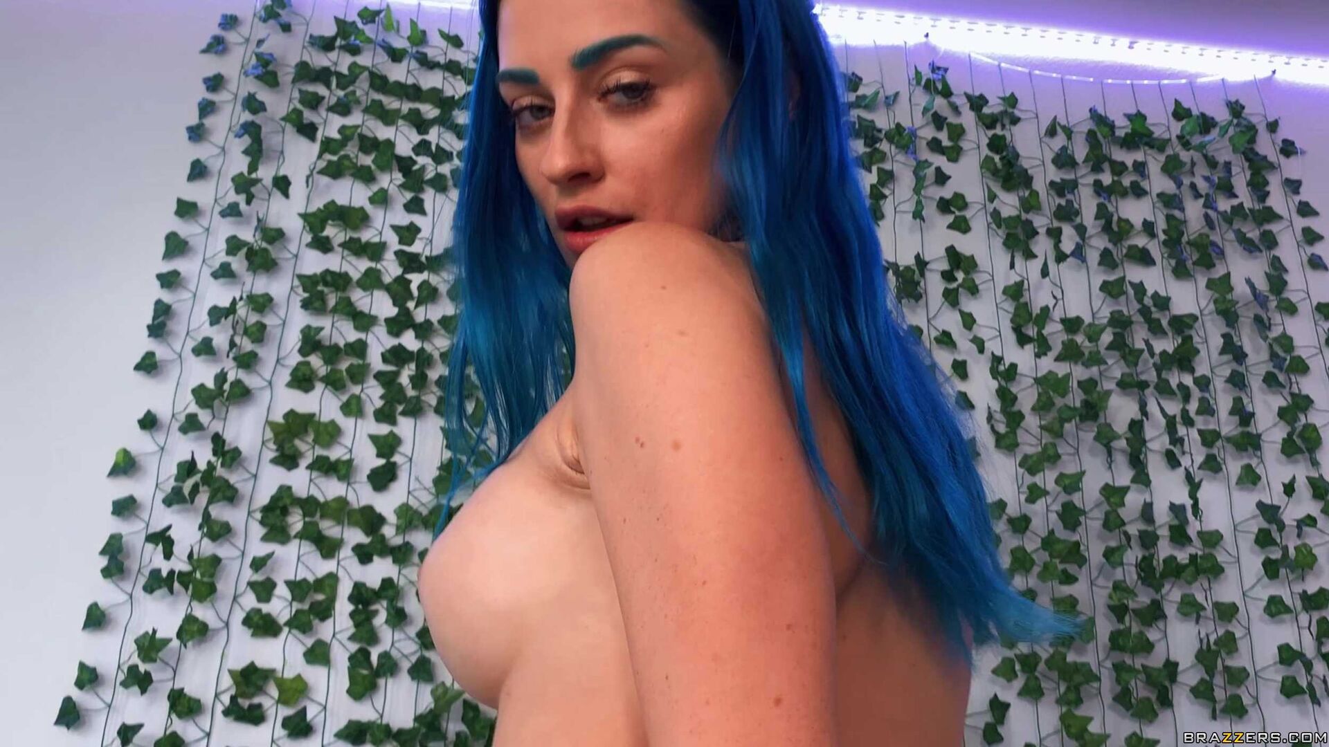 Jewelz Has Cock For Breakfast