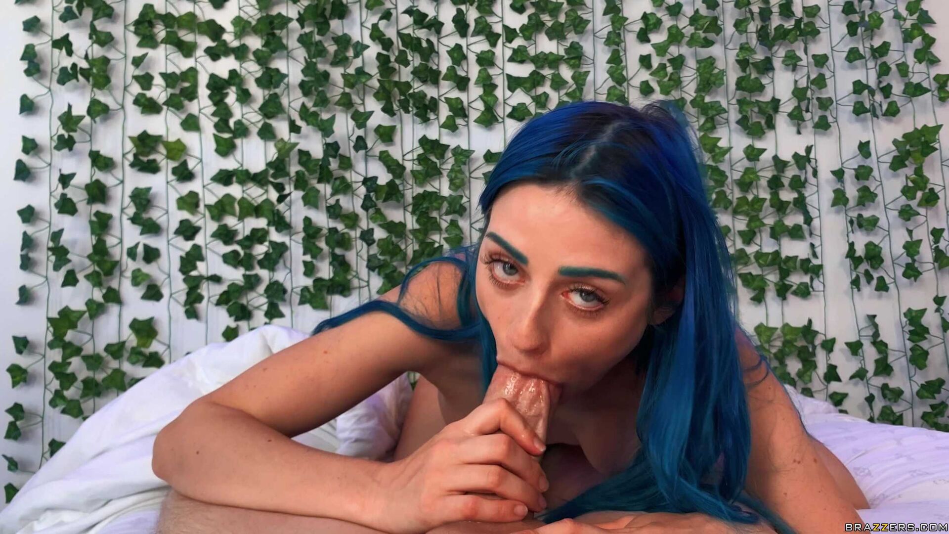 Jewelz Has Cock For Breakfast