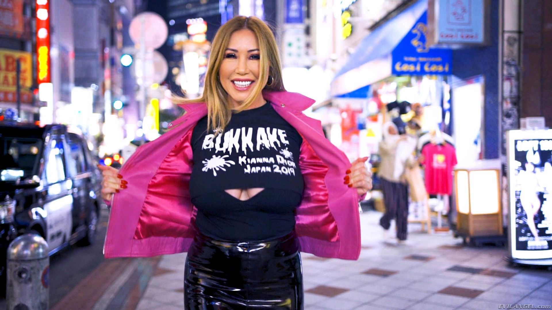 Kianna Dior's 30-Load Bukkake Facial!