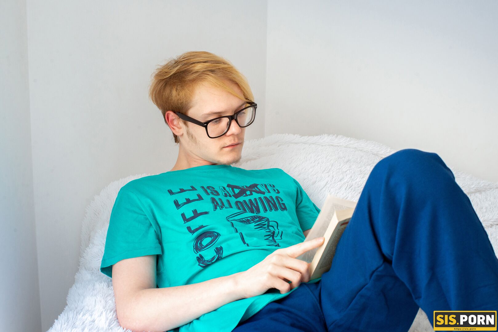 My stepsister's boyfriend did not suspect that he would wake up a cuckold!