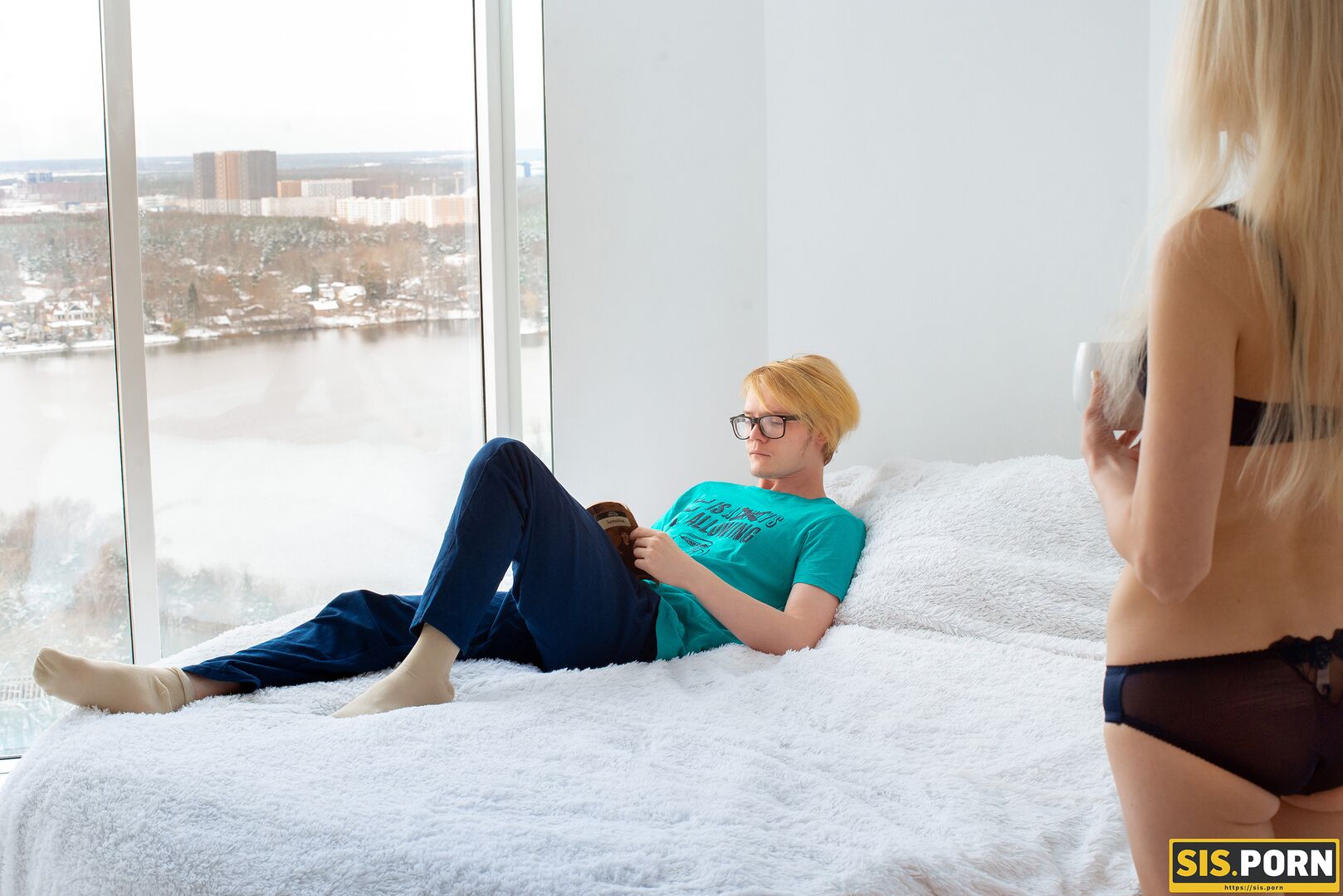 My stepsister's boyfriend did not suspect that he would wake up a cuckold!