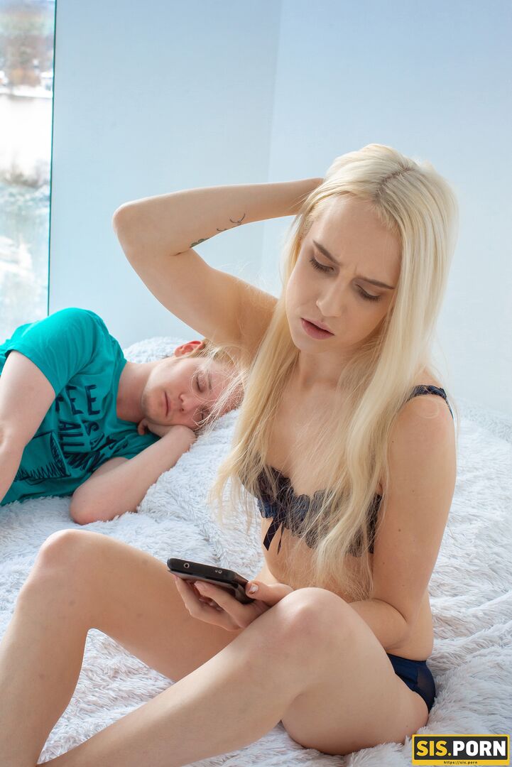 My stepsister's boyfriend did not suspect that he would wake up a cuckold!