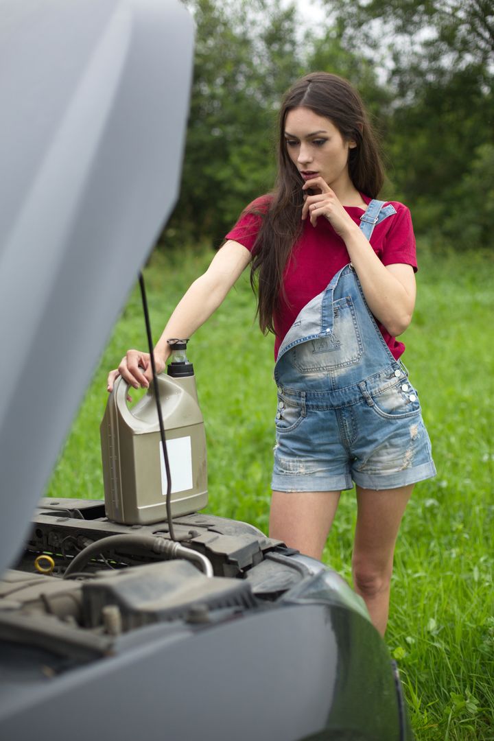 Strong tourist fucks a hottie in need in the middle of nowhere