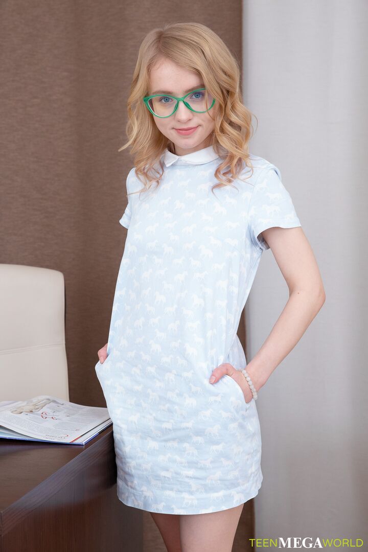 Blonde nerd knows how to suck