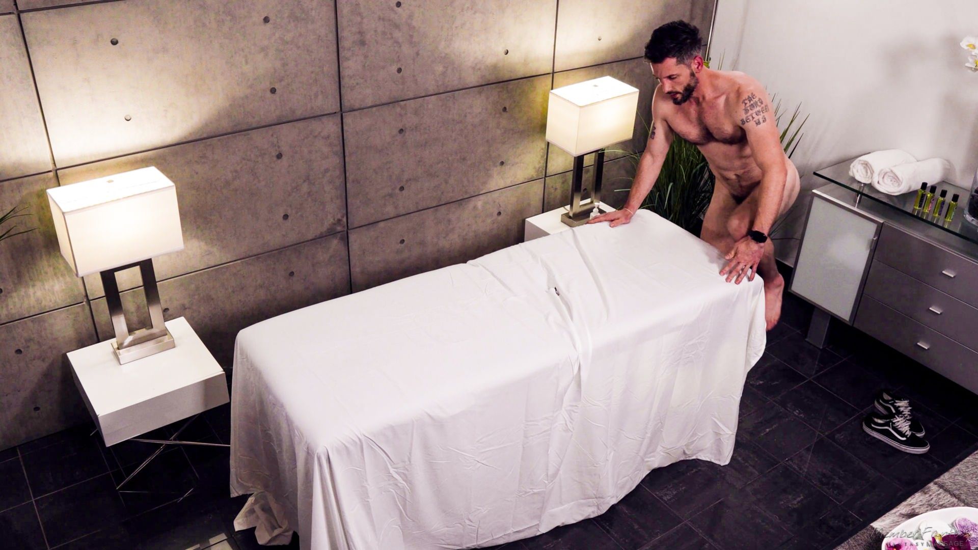 Secret Parlor Scandal!! Client's Dick 'Milked' In Under-The-Table Massage!