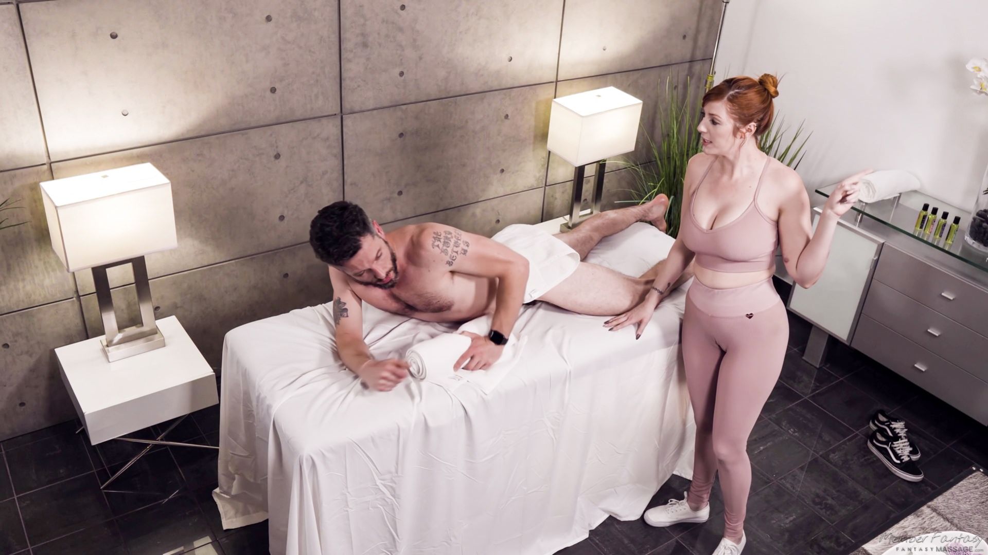 Secret Parlor Scandal!! Client's Dick 'Milked' In Under-The-Table Massage!