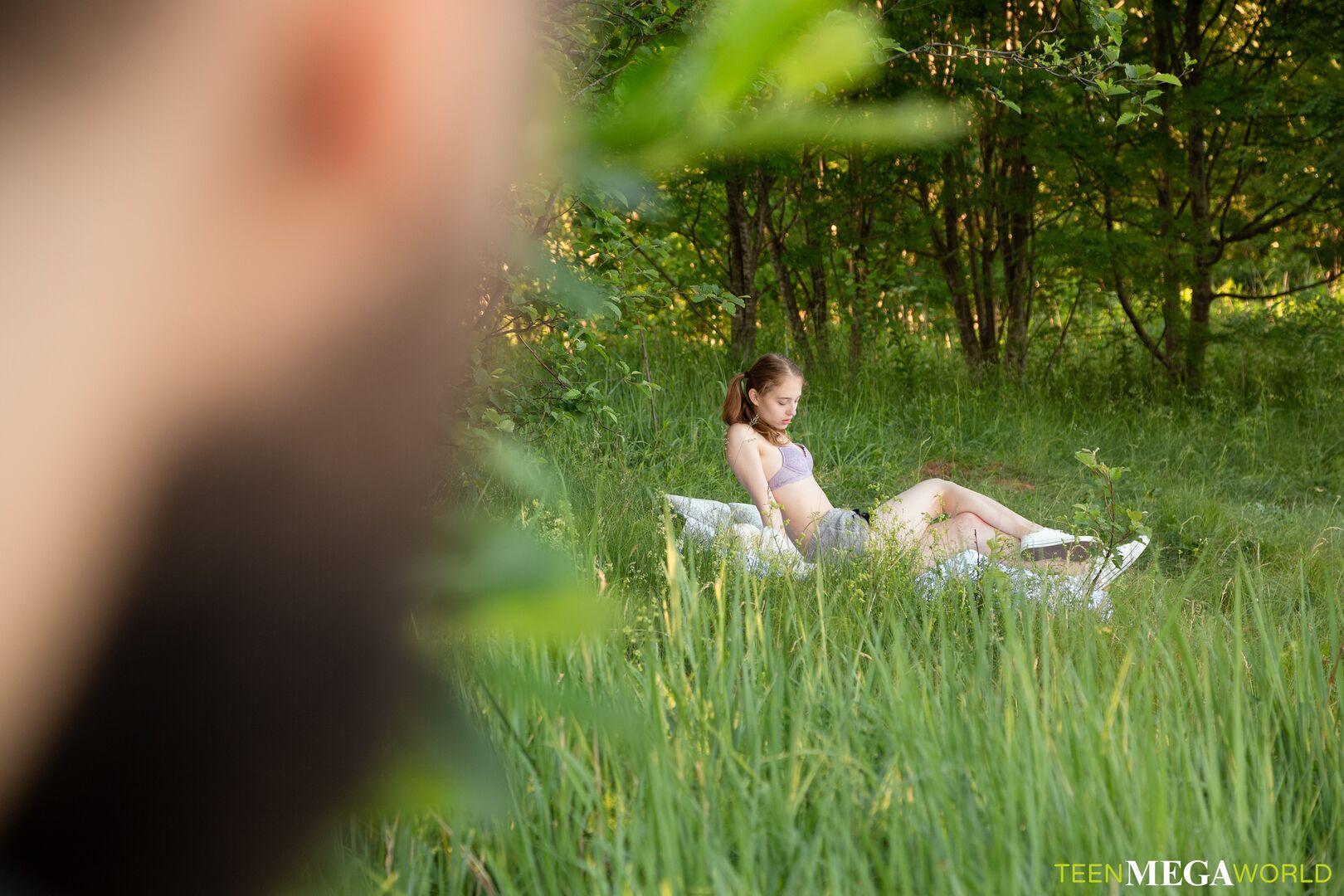 Hottie gets a fuck in forest