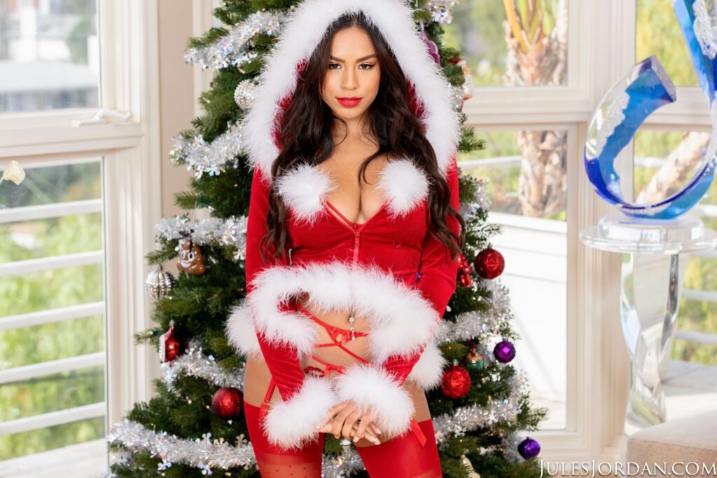 Autumn Falls Made The Naughty List, This 18 Year Old Teen Gets Fucked By Old Man Santa Claus