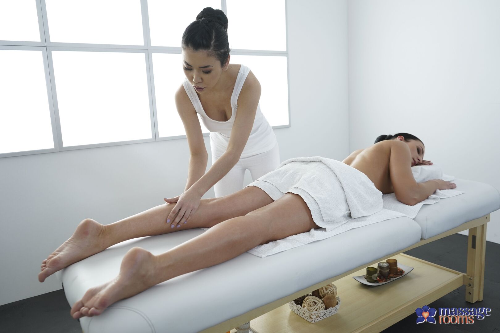 Lesbian scissoring with Asian babe