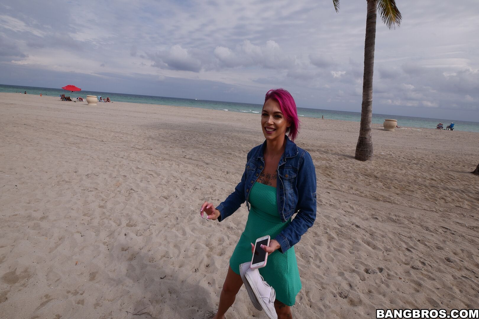 Anna Bell Peaks throws fan a bone
