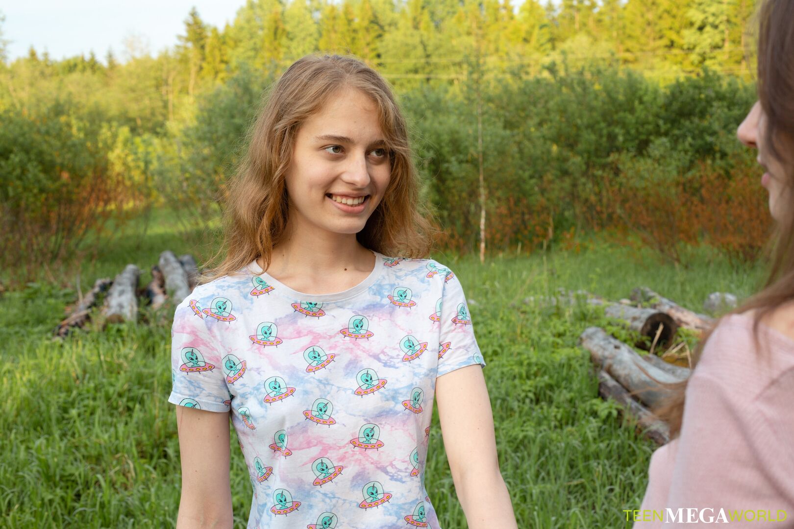 Hot chicks lick clits in field