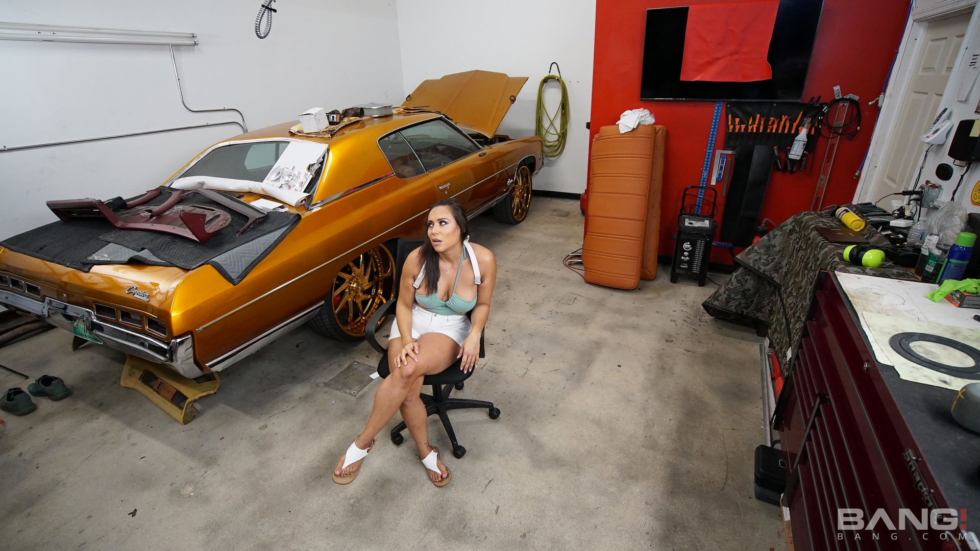 Carmela Clutch Shifts Her Pussy Into High Gear