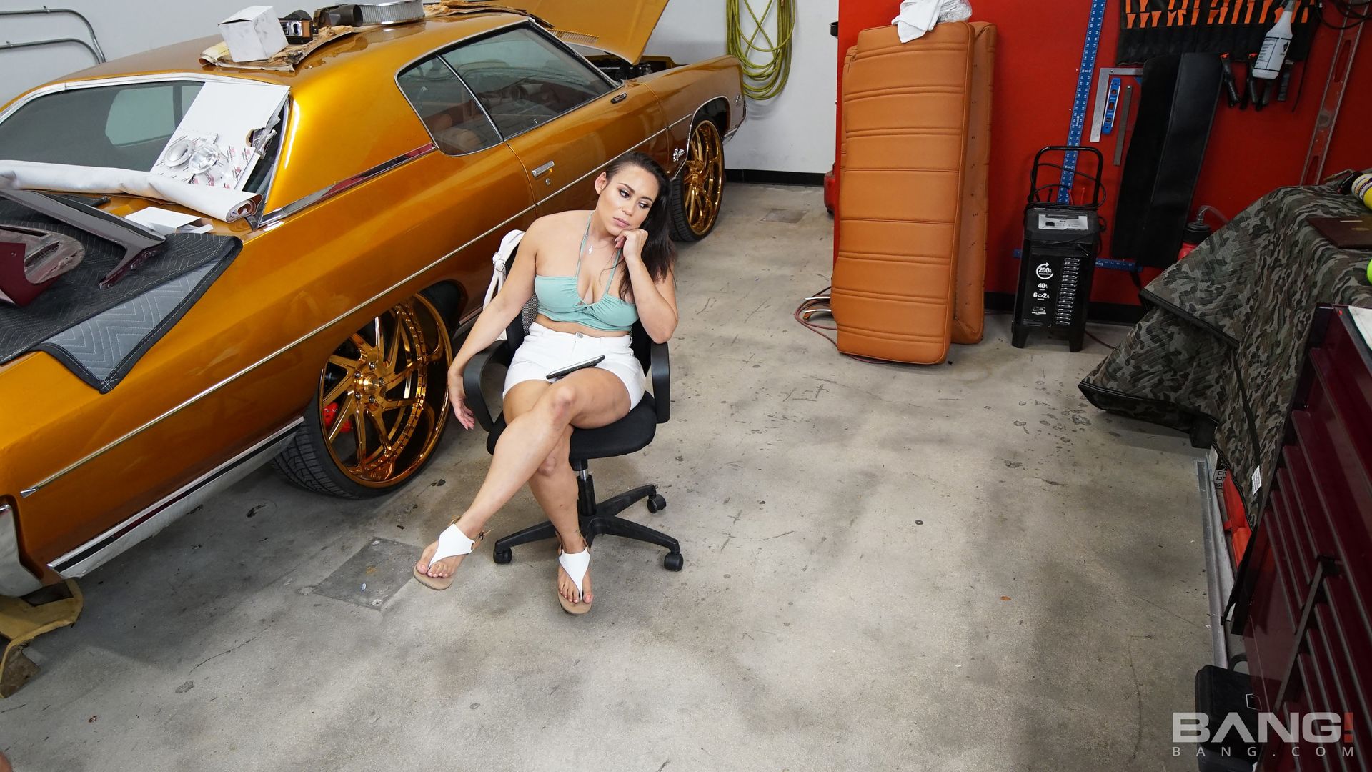 Carmela Clutch Shifts Her Pussy Into High Gear