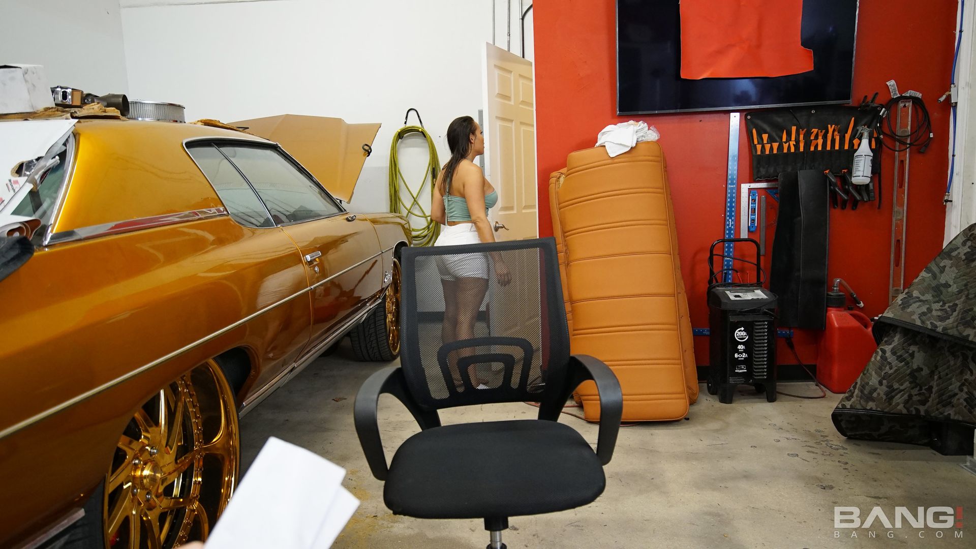Carmela Clutch Shifts Her Pussy Into High Gear