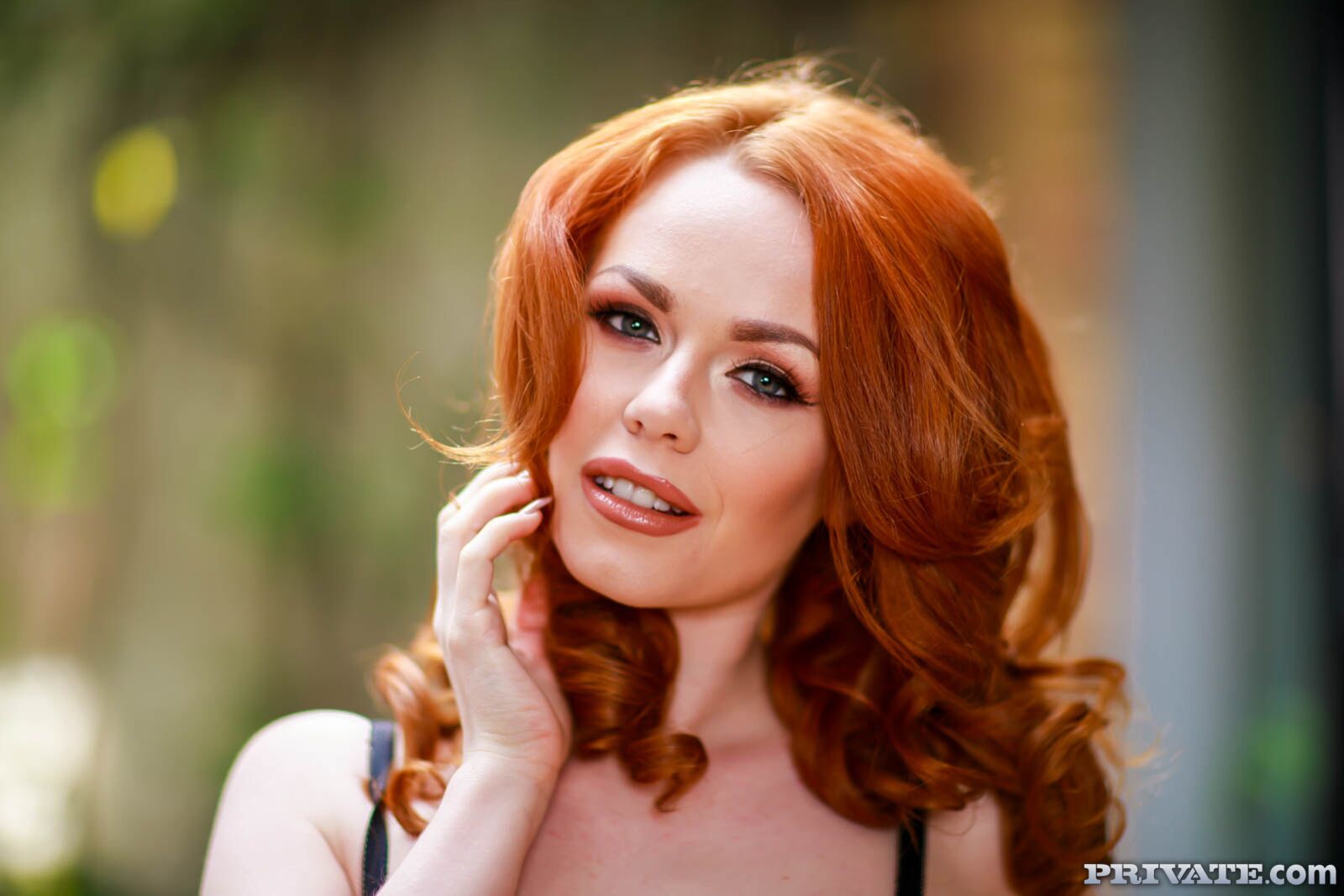 Ella Hughes, Horny Redhead Fucks the Painter