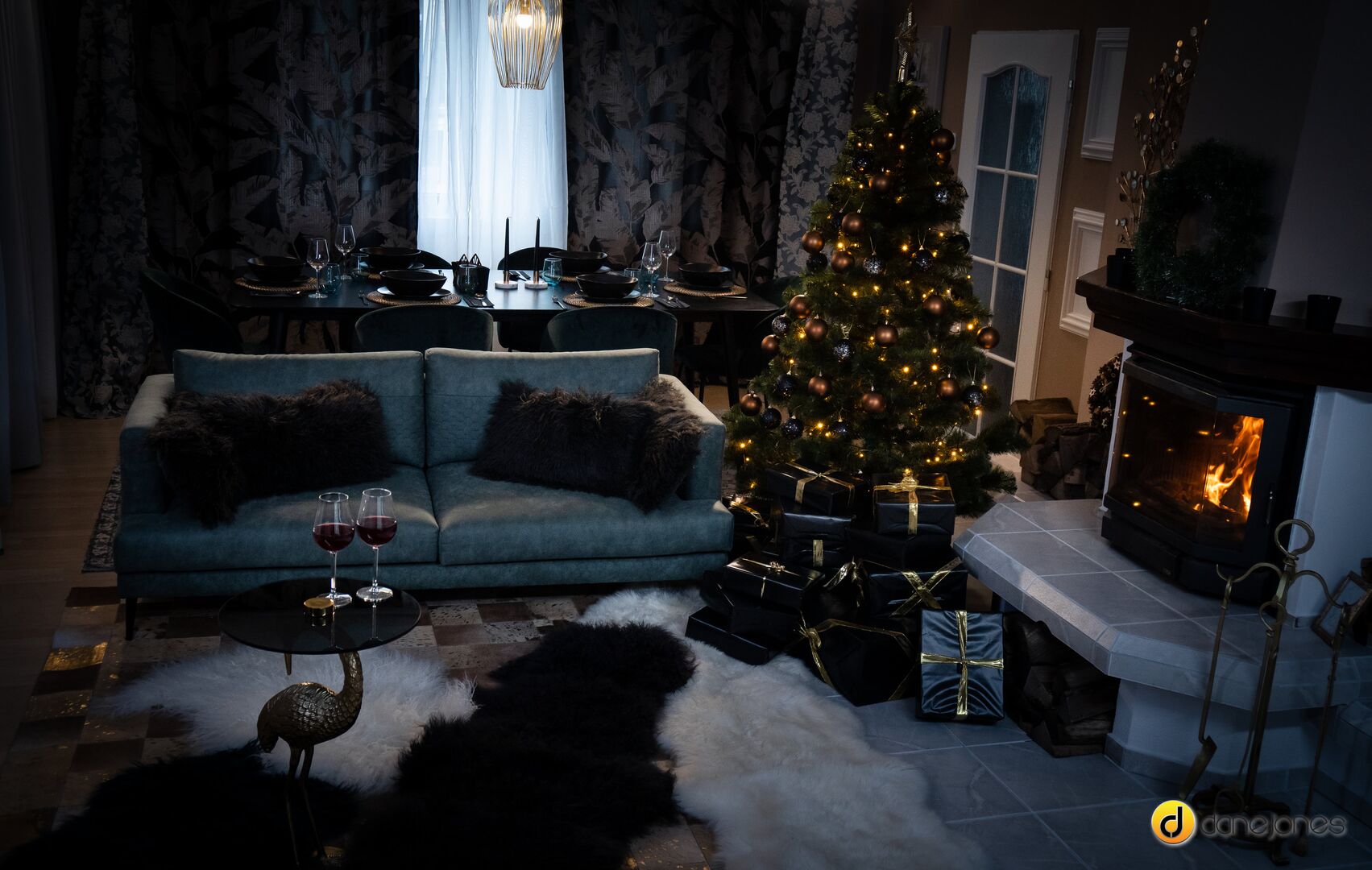 Couple share orgasmic Xmas presents