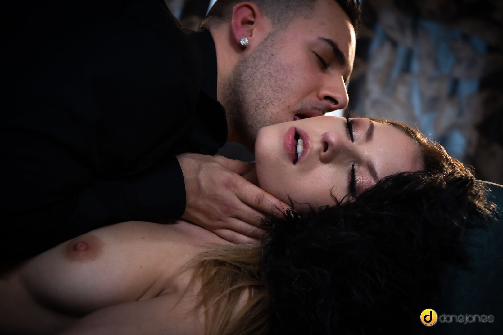 Couple share orgasmic Xmas presents